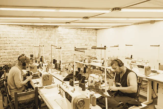 Operarias cosiendo en la línea de producción