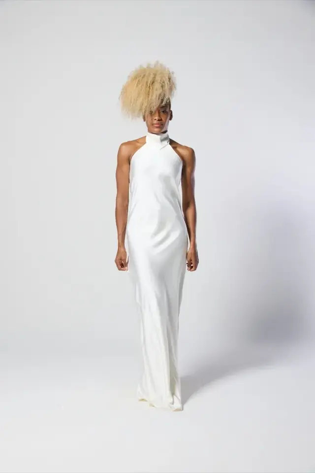 Vestido largo marfil de hombros descubiertos